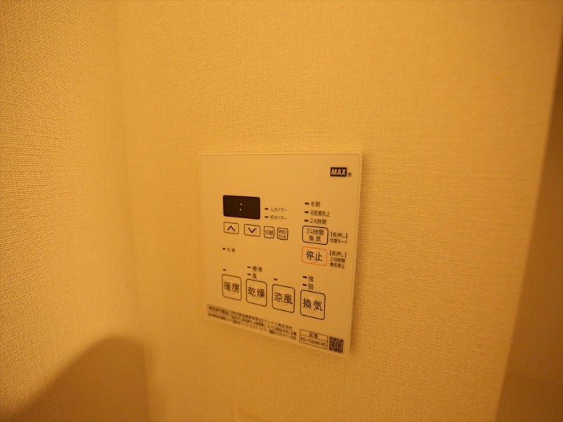 その他設備　浴室暖房乾燥機付き