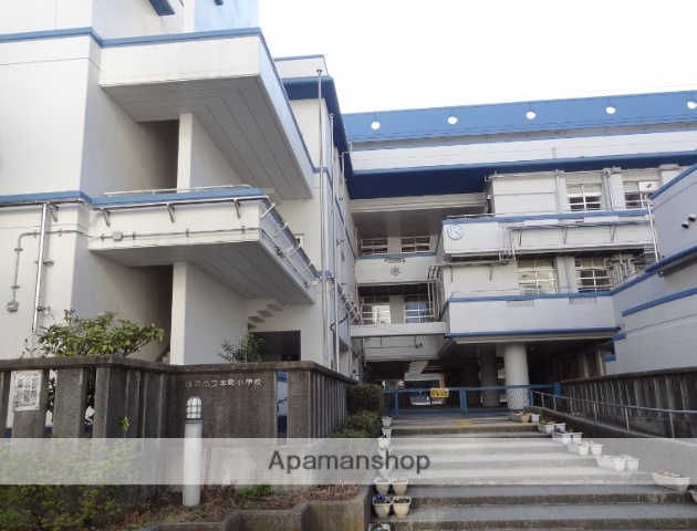 小学校　横浜市立本町小学校（小学校）まで686m