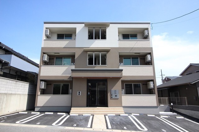 建物外観　マンションタイプの３階建て