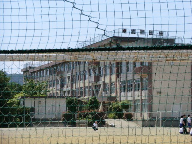 中学校　八王子市立椚田中学校（中学校）まで172m