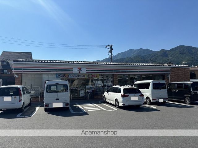 コンビニ　セブンイレブン（コンビニ）まで554m