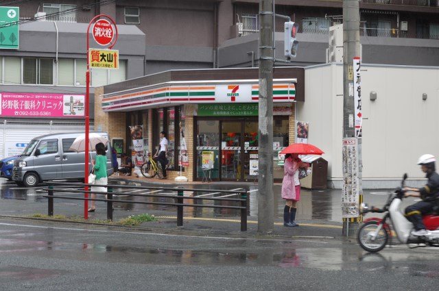 コンビニ　セブンイレブン博多薬院店（コンビニ）まで142m