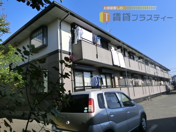 建物外観　大和ハウス施工。。全面駐車場で日当たり良好ですね。