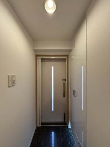 玄関　退去前につき別部屋参考写真