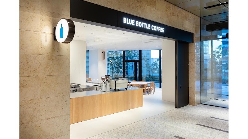 飲食店　BLUE　BOTTLE　COFFEE竹芝カフェ（飲食店）まで269m