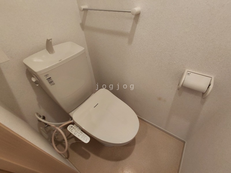 トイレ　嬉しい温水洗浄便座付きのトイレです。