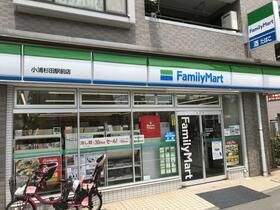 コンビニ　ファミリーマート小浦杉田駅前店（コンビニ）まで547m