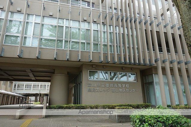 高校・高専　富山県立雄峰高校職員室専攻科（高校・高専）まで226m