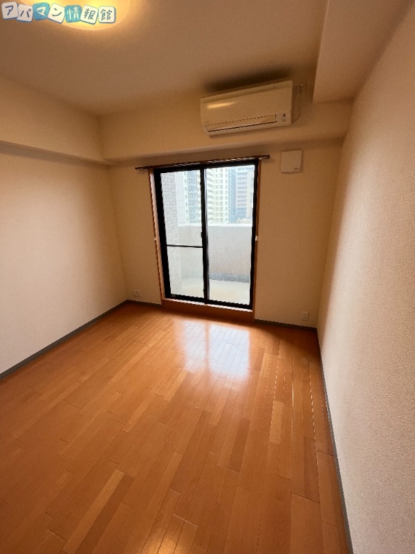 BUENA川端町4丁目弐番館の居間写真