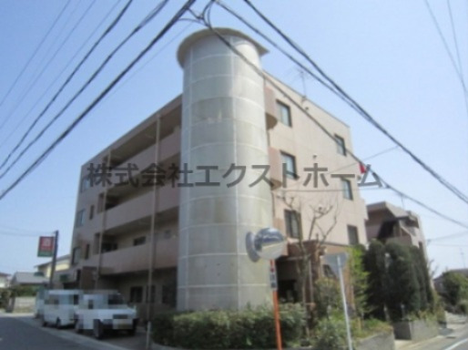 建物外観　長岡天神駅徒歩20分。緑豊かな住宅地にRC造4階建ての外観。