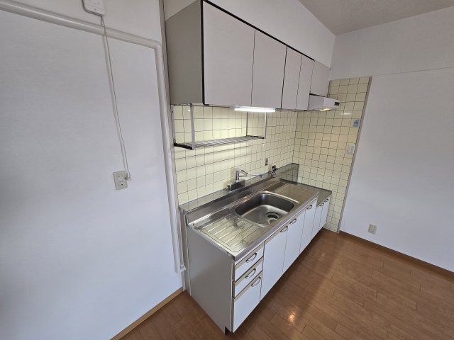 キッチン　システムキッチン採用。快適な調理スペースの使い勝手の良い厨房