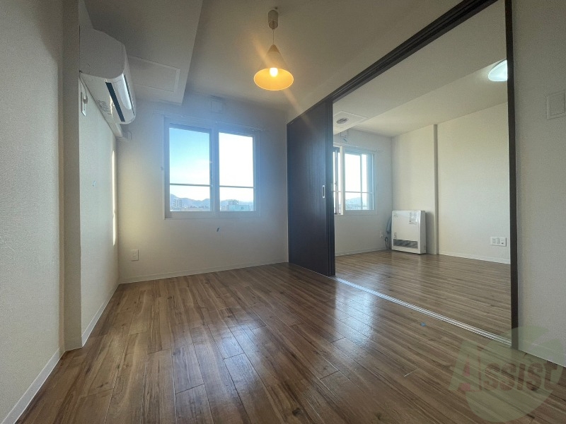 その他部屋・スペース　寝室はこちらです。光が差し込む、温かみのあるお部屋です。