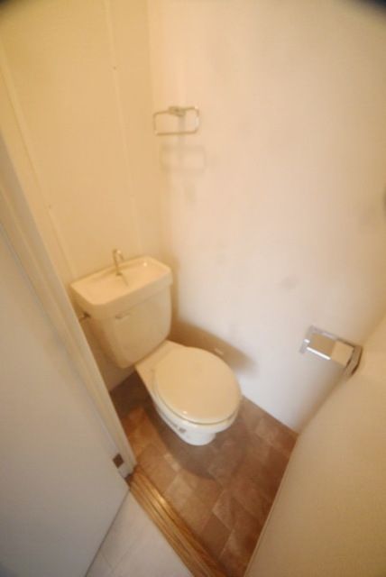 トイレ　★人気のバストイレ別のお部屋です★