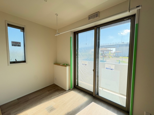 居室・リビング　同物件別部屋のお写真になります。左右対称のお部屋の写真の場合