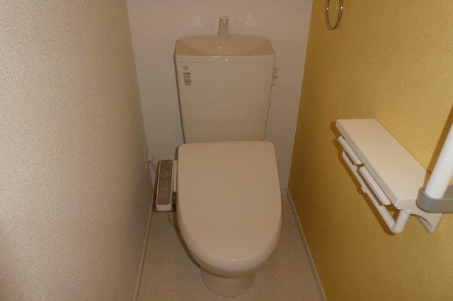 ＪＲ吉備線 総社駅 徒歩12分 2階建 築7年のトイレ写真