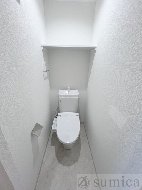 トイレ　人気アイテムの温水洗浄便座。清潔感のあるトイレです。