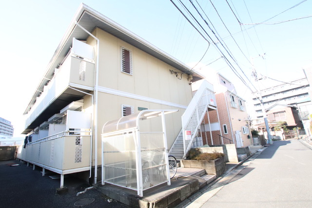 建物外観　黄色な外壁が可愛いですね♪