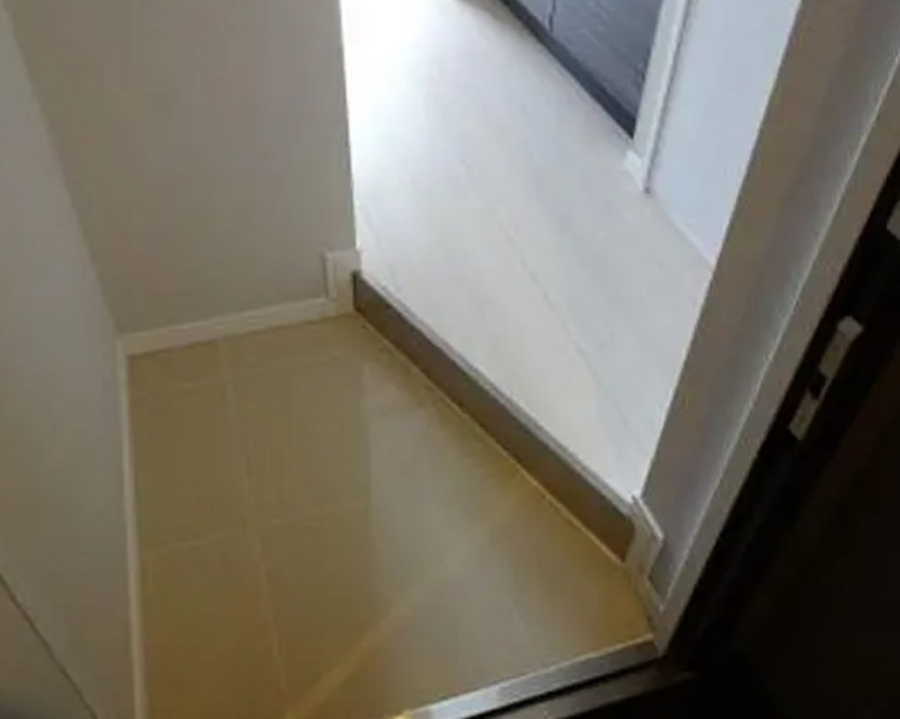 玄関　同マンション別部屋参照。