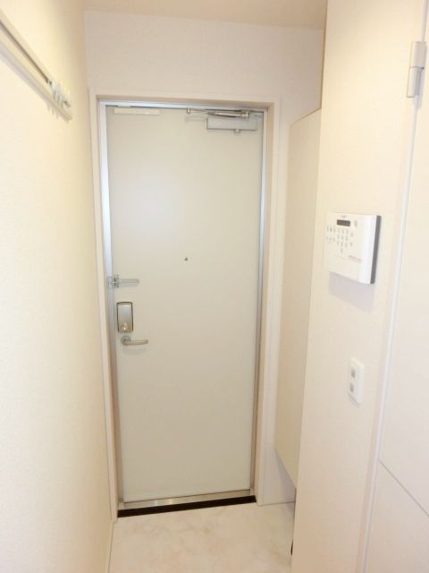 玄関　玄関にはトールタイプのシューズボックス。