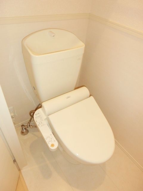 トイレ　温水洗浄便座付きのトイレ。