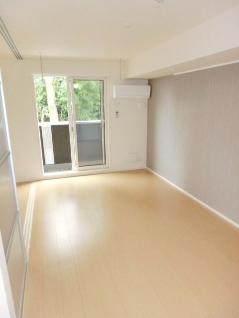 居室・リビング　フローリング張りで明るいＬＤＫです。