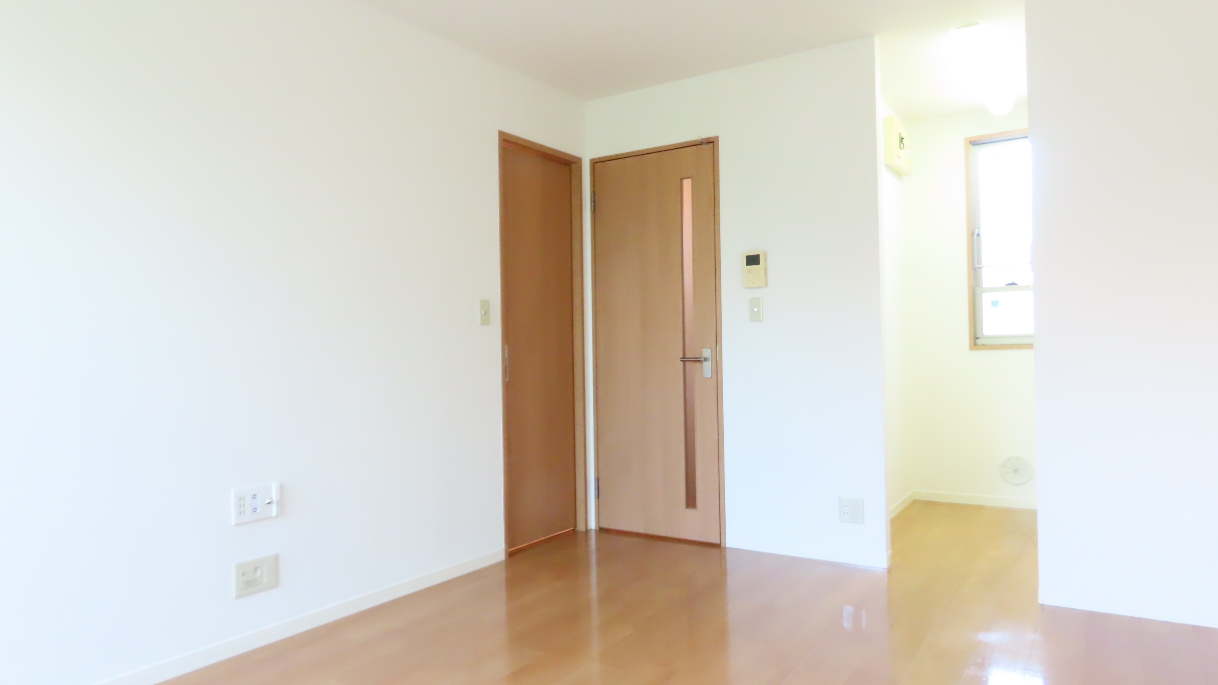 居室・リビング　バルコニー側から見た感じです。キッチン横扉の先は玄関です。