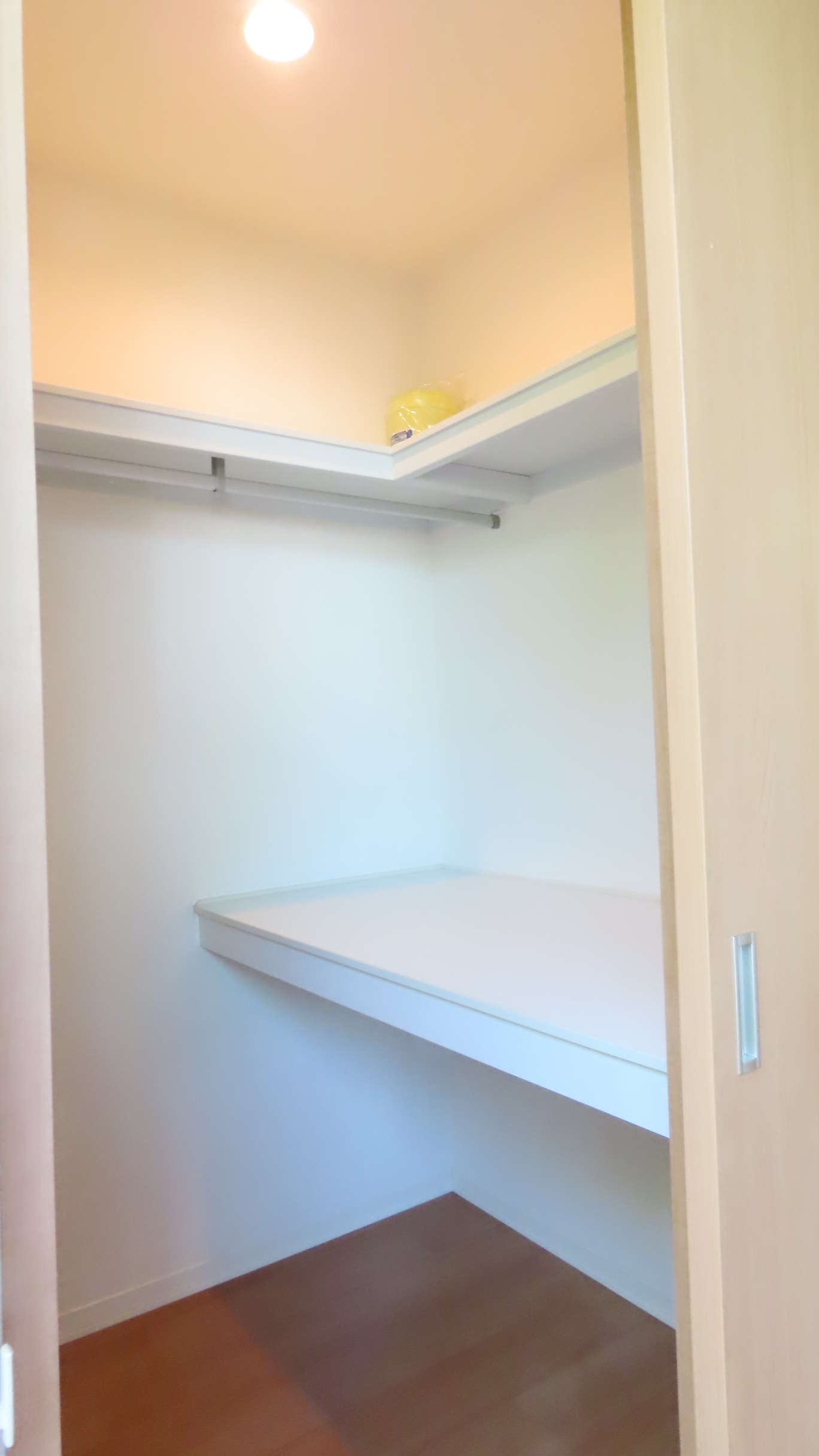 収納　ウォークインクローゼットの内部です。収納力大きいです。