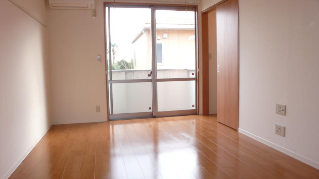 居室・リビング　南向きで明るいお部屋です。窓の先は中庭のような感じです。