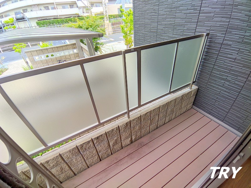 庭　専用テラスにはウッドデッキ。
