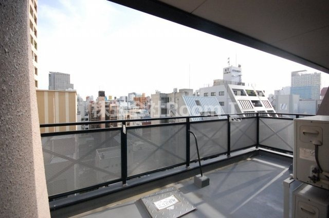 バルコニー　暖かな日差しのふりそそぐバルコニー