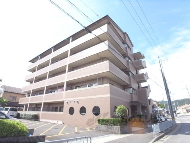 京都市西京区上桂前川町のマンションの建物外観