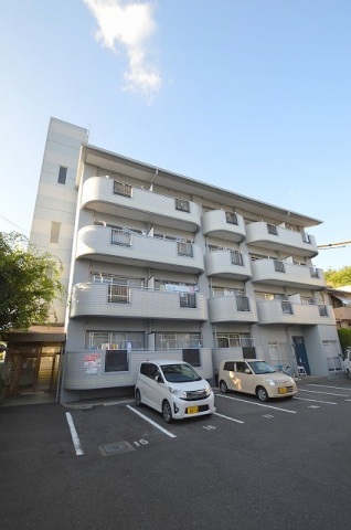 岡山市北区横井上のマンションの建物外観