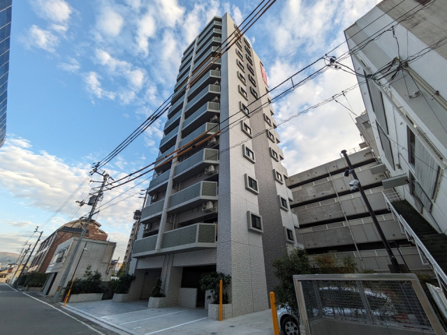 【松山市勝山町のマンションの建物外観】