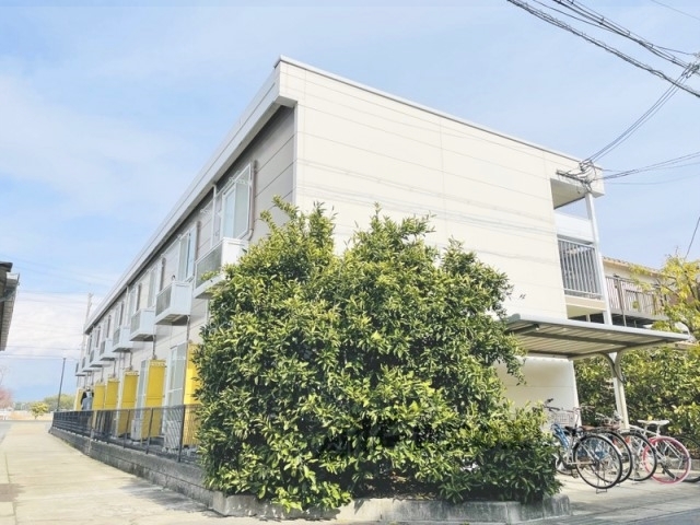 京田辺市三山木見尊田のアパートの建物外観