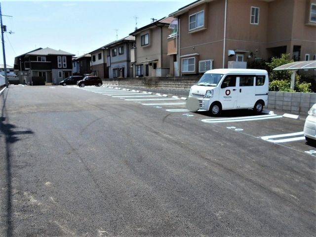 【松山市溝辺町のアパートの駐車場】