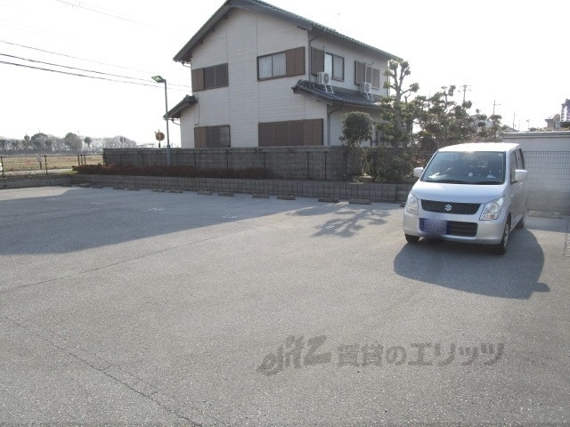 【レオパレススマイル成田の駐車場】