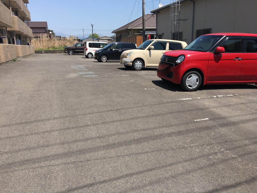 【霧島市隼人町真孝のマンションの駐車場】