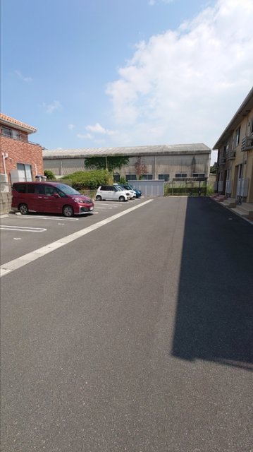 【出雲市白枝町のアパートの駐車場】