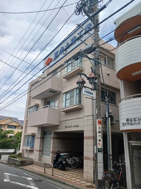 藤沢市亀井野のマンションの建物外観