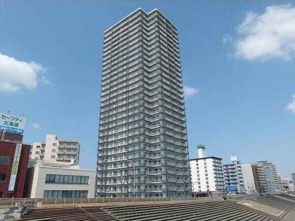 【札幌市中央区南九条西のマンションの建物外観】