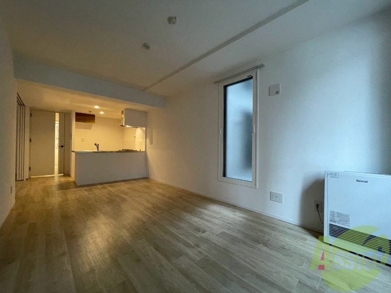 居室・リビング　木目のフローリングは落ち着きのある印象のお部屋になりますね。