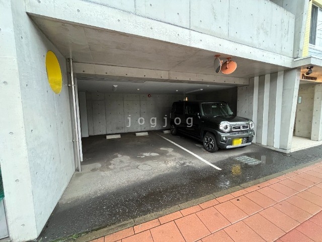 【札幌市西区発寒三条のマンションの駐車場】