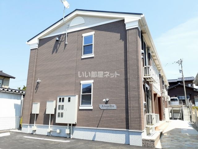 かほく市高松のアパートの建物外観