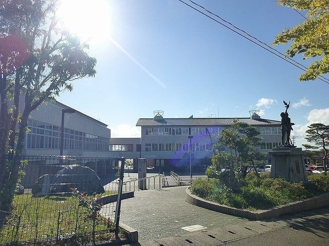 【かほく市高松のアパートの小学校】