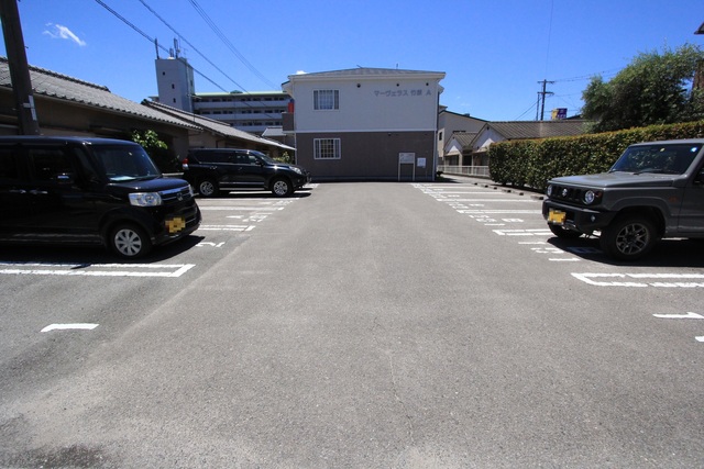 【松山市竹原のアパートの駐車場】