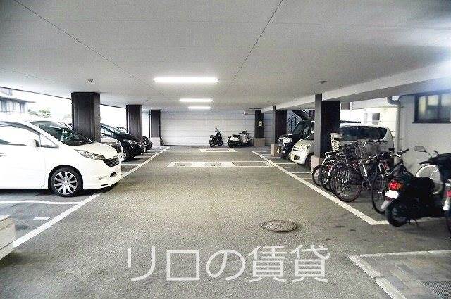 【飯塚市有井のマンションの駐車場】