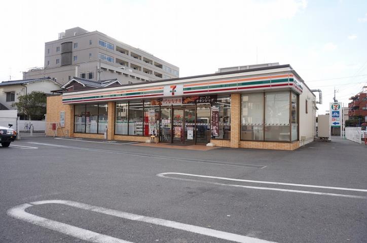 コンビニ　セブンイレブン（コンビニ）まで586m