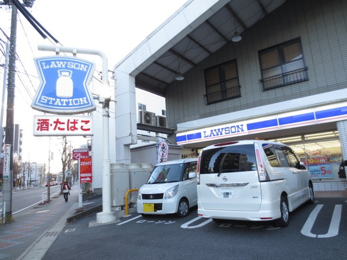 コンビニ　ローソン（コンビニ）まで810m