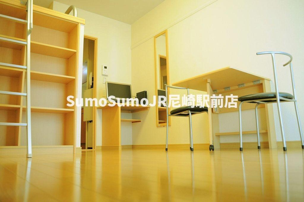 その他　落ち着いた色調の寝室です