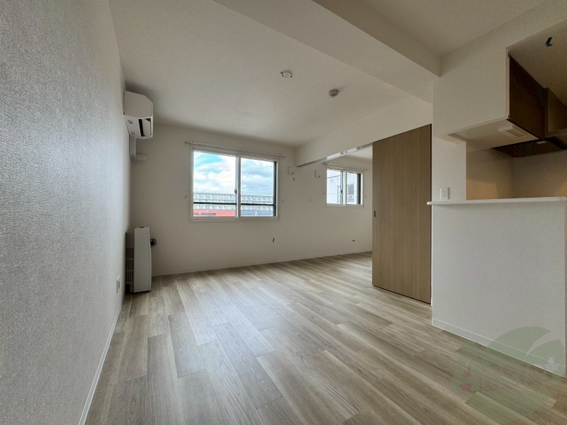 居室・リビング　木目のフローリングは落ち着きのある印象のお部屋になりますね。